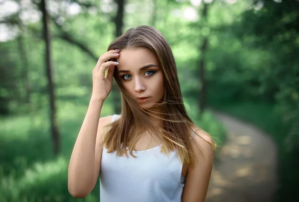 Perfeito retrato menina ao ar livre em uma natureza — Fotografia de Stock