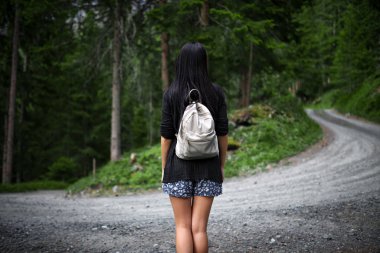 Güzel bayan turist ormanda kayboldu.