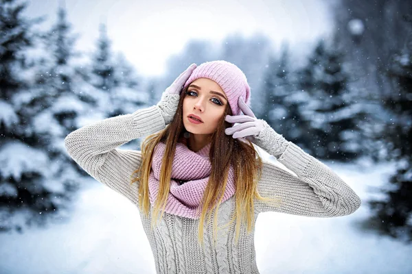 Beautiful girl winter portrait close up — 스톡 사진