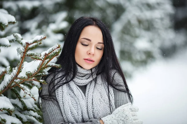 Bella ragazza ritratto all'aperto in un inverno con neve — Foto Stock