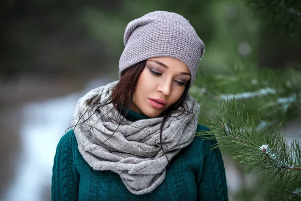 Mooie vrouw portret buiten in een winter met sneeuw — Stockfoto