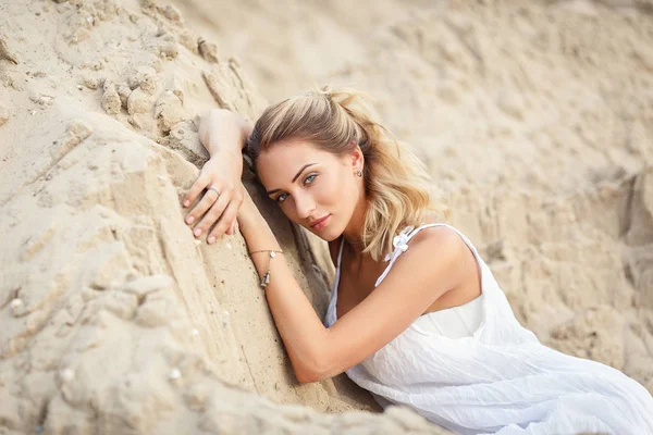 Schöne Frau in einem weißen Kleid in einer Wüste — Stockfoto