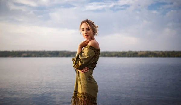 Bella donna ritratto sul fiume al tramonto — Foto Stock