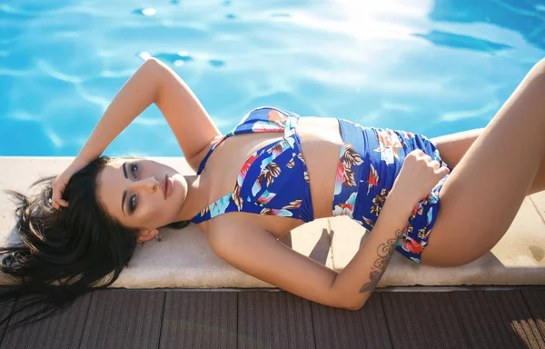 Beautiful girl in a sexy bikini near pool — Stock Photo, Image