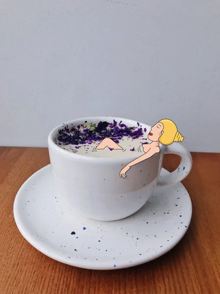 一个女孩从杯子里的咖啡里洗澡 — 图库照片