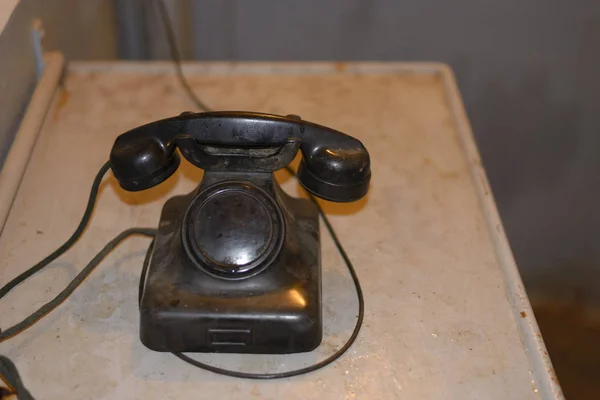 Sığınakta eski telefon