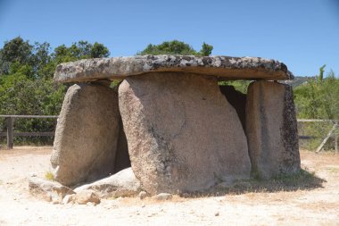 Dolmen Fontanaccia üzerinden