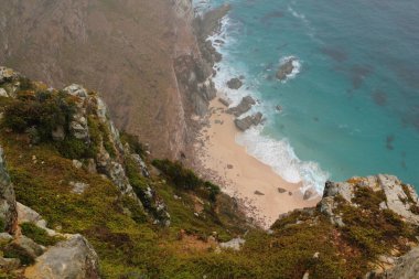 Cape Point, Güney Afrika 'dan baş döndürücü bir sahil manzarası.