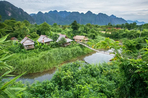 Vesnice a hory v Vang Vieng — Stock fotografie