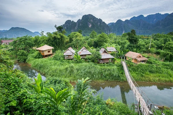 Byn och bergen i Vang Vieng — Stockfoto