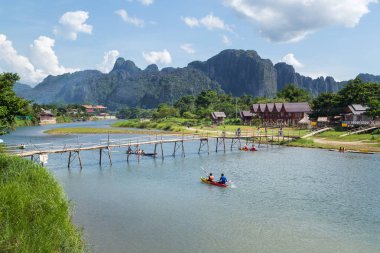 Kimliği belirsiz turist kayık tekneler, şarkı Nehri üzerinde 12 Haziran 2015 yılında Vang Vieng, Lao P.D.R kürek.