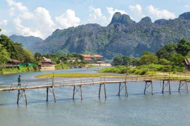 Vang Vieng nehirde şarkı