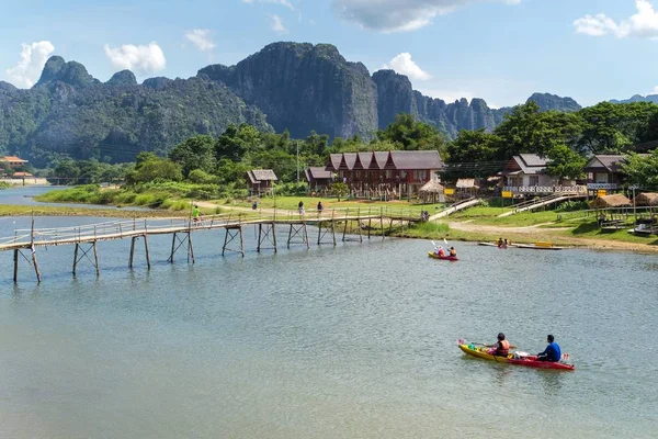 Vang Vieng, Laoská policie. — Stock fotografie