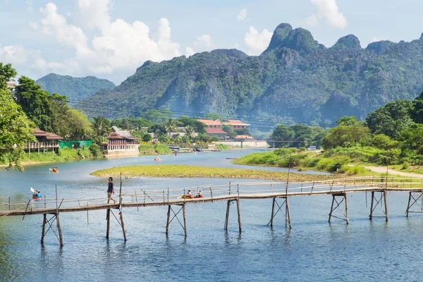 Vang Vieng, Laoská policie. — Stock fotografie