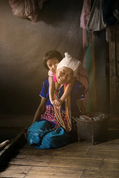 Unidentified Karen Long Neck woman with her baby from ethnic group of hill tribe minority of northern Thailand. Famous tourist travel destination — Stock Photo, Image
