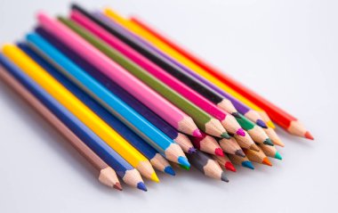 beyaz izole renkli boya kalemi