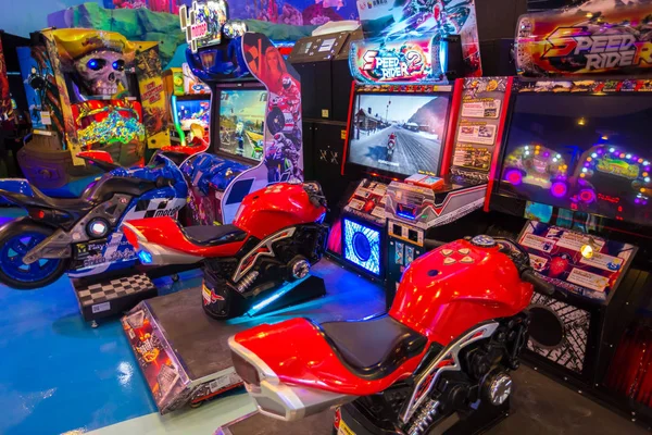 Macchine da gioco nella città dell'eroe al MBK Center — Foto Stock