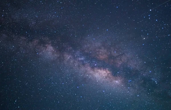 Yıldızlarla ve görülebilir Samanyolu ile dolu bir gece göğü