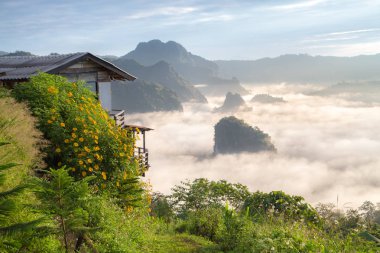 Sabah sis üzerinde gündoğumu içinde Phulanka, Phayao, Tayland