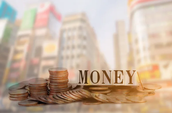 Tokyo şehir ve Finans ve bankacılık kavramı Coin yığını çift pozlama