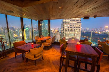 Bangkok - Tayland 5 Ocak 2017: Üstten görünüm Bangkok binanın çatı katındaki bar ve Restoran, 5 Ocak 2017 üzerinde Bangkok, Tayland. Bangkok yapıdır çatı bar da 40 rd kat