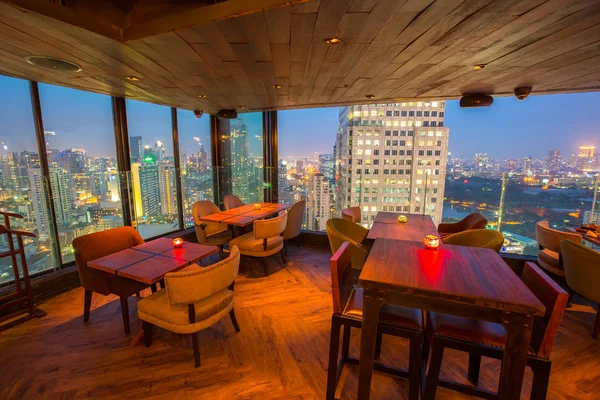 Bangkok - Tayland 5 Ocak 2017: Üstten görünüm Bangkok binanın çatı katındaki bar ve Restoran, 5 Ocak 2017 üzerinde Bangkok, Tayland. Bangkok yapıdır çatı bar da 40 rd kat