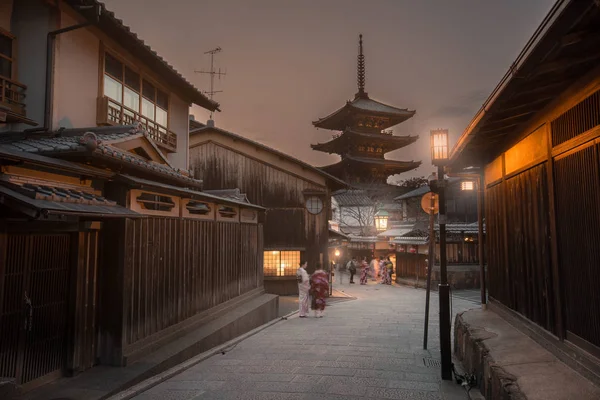 Yasaka Pagoda ve Sannen Zaka sokak 