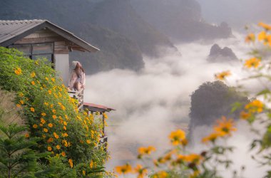 Sabah sis üzerinde gündoğumu içinde Phulanka, Phayao