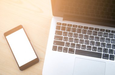 Dizüstü bilgisayar ve cep telefonu kafede tablet ile