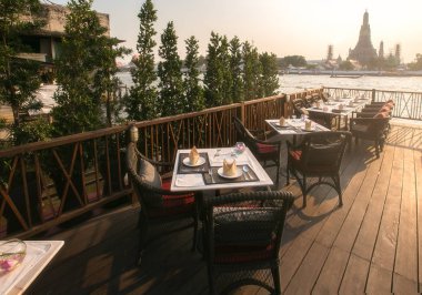 Tayland-Şubat 5 2015: güzel restoranda akşam yemeği ve bkz: wat arun Tapınağı, bangkok, Tayland