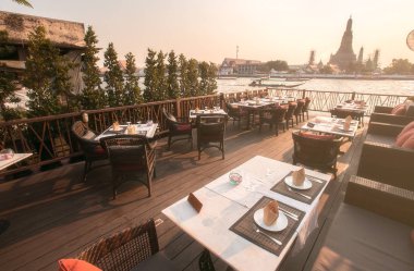 Tayland-Şubat 5 2015: güzel restoranda akşam yemeği ve bkz: wat arun Tapınağı, bangkok, Tayland