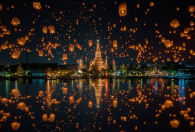 Yee peng Festivali'nde wat arun lambayı yüzen
