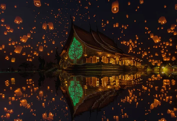 Ubon Ratchathani yee peng Festivali pagoda ağaç kızdırma tapınağında Wat Sirindhorn Wararam, Sirindhorn District, lamba yüzen,