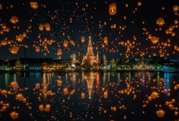 Plovoucí lampy v yee peng festivalu v chrámu wat arun — Stock fotografie