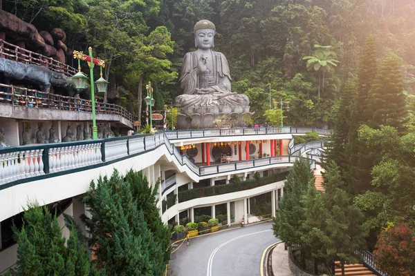 Великий камінь статуя Будди в підборіддя солодки печери храм у Genting нагір'я — стокове фото