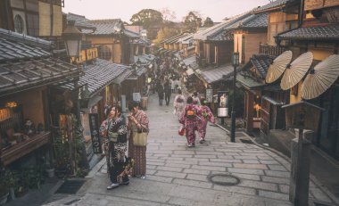 Turistler ünlü bir sokak Sannen-Zaka, Kyoto dolaşmak