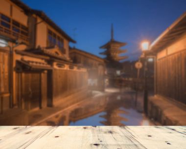 Yasaka pagoda Japonya'nın Kyoto antik Cadde ile ahşap masa ve blur görüntü.