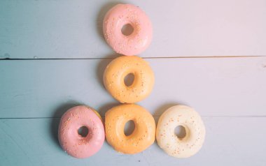 ahşap zemin üzerine ev yapımı renkli donut