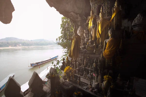 Buddha-Statuen von Pak ou Höhlen in Luang Prabang, Laos — Stockfoto