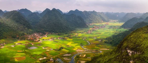 Reisfeld im Tal herum mit Bergpanoramablick im bac son Tal, lang son, vietnam — Stockfoto