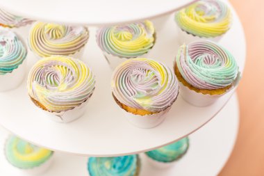 Renk beyaz bir destek krem ile cupcakes. kremalı kek.