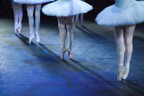 Балерина в движении. Ноги балерин вблизи . — стоковое фото