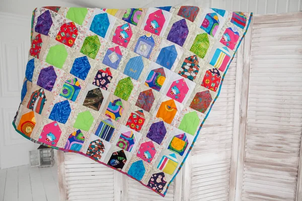 Couette en patchwork. Une partie de patchwork quilt comme fond. Fait main. Couverture colorée . — Photo