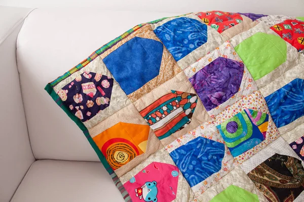 Patchwork selimut. Bagian dari plester tambal sebagai latar belakang. Buatan tangan. Selimut berwarna . — Stok Foto