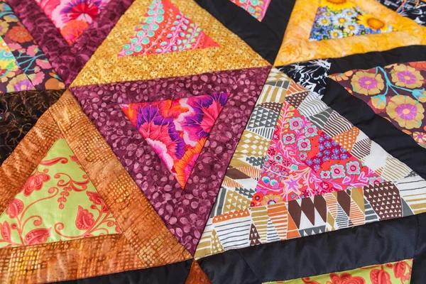 Patchwork Yorgan. Patchwork yorgan arka plan olarak bir parçası. El yapımı. Renkli battaniye. — Stok fotoğraf