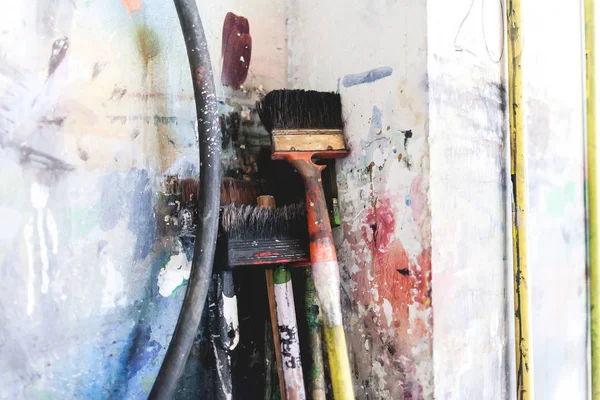 Brosses de grande taille dans un atelier d'art. Brosses pour le dessin à l'école d'art . — Photo