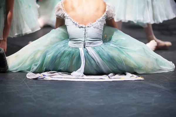 Балерина в движении. За театральными сценами, разминка балерин перед спектаклем . — стоковое фото