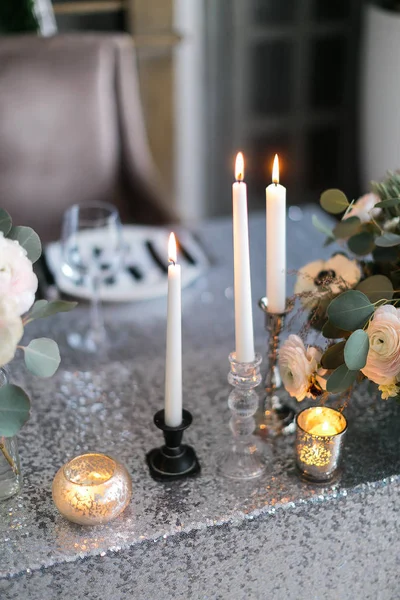 Décor de mariage. Intérieur de mariage. Décor festif. Les bougies allumées sur une table . — Photo