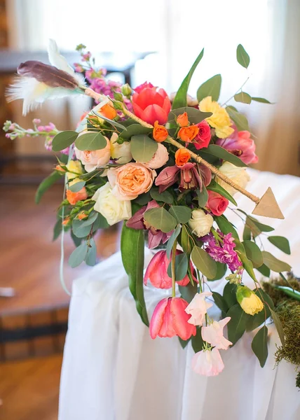 De samenstelling van de bloem op een tafel. Bruiloft decor. Feautiful boeket van Lentebloemen. — Stockfoto