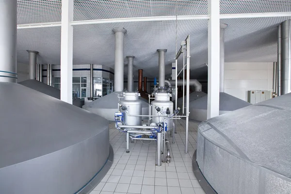 Fábrica de cerveza con grandes tanques de almacenamiento en el interior — Foto de Stock